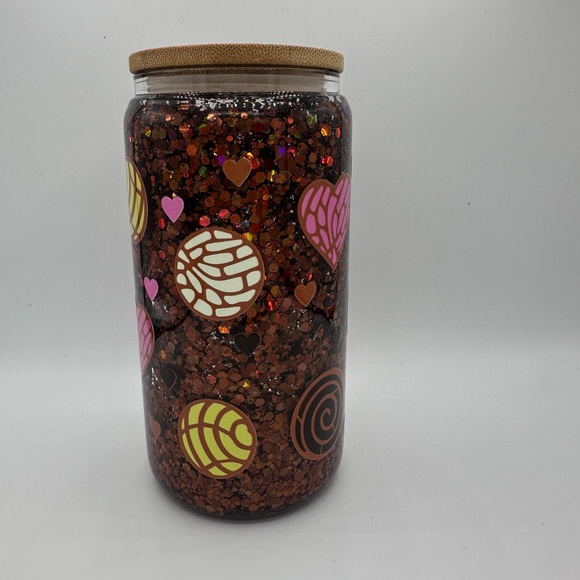 Cafecito y chisme snowglobe tumbler 16oz - Picture 4 of 4